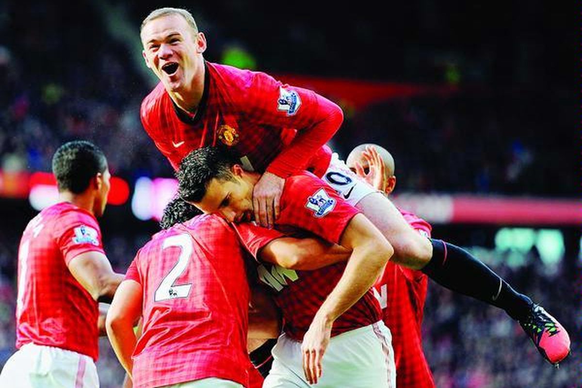 Penyerang Manchester United,  Wayne Rooney (atas), melompat ke atas rekannya yang baru saja menjebol gawang Arsenal,  Robin van Persie. Dalam laga lanjutan Liga Primer Inggris di Stadion Old Trafford, Manchester, Inggris, Sabtu (3/11), tersebut, MU menang 2-1.