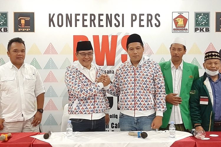 Danang Wicaksana Sulistya dan Agus Choliq yang diusung tiga partai untuk maju dalam Pilkada Sleman 2020 saat berfoto bersama