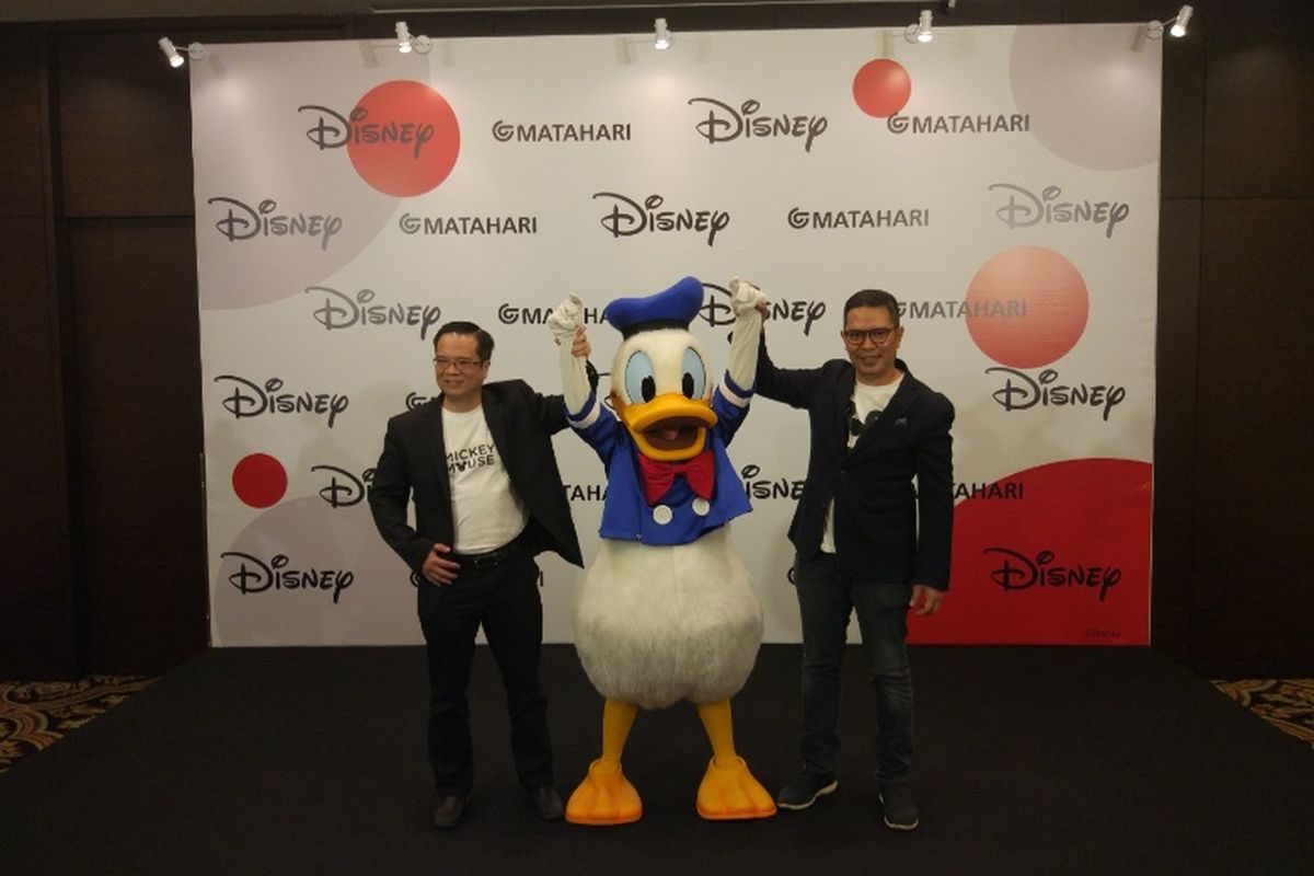 Merchandising, Marketing & Store Operation Director PT Matahari Department Store Tbk Christian Kurnia dan Country Manager, The Walt Disney Company Indonesia, Herry Salim, di Hotel Fairmont Jakarta, Rabu (11/10/2017). 