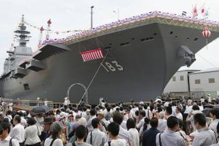 Kapal perang Izumo dapat didarati lima helikopter secara simultan. Kapal seharga 120 miliar yen atau setara 1,22 miliar yen ini juga pas untuk didarati pesawat tempur buatan AS, Osprey. 
