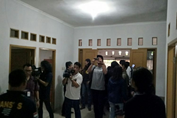 Pansus Angket KPK mengunjungi Safe Hous KPK di Depok yang ditengarai menjadi rumah sekap