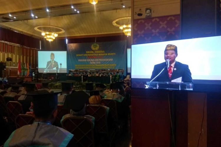 Wakil Gubernur Jawa Barat Uu Ruzhanul Ulum menghadiri Wisuda ke-42 Universitas Winaya Mukti di Pusdai, Kota Bandung, Kamis (19/12/2019).