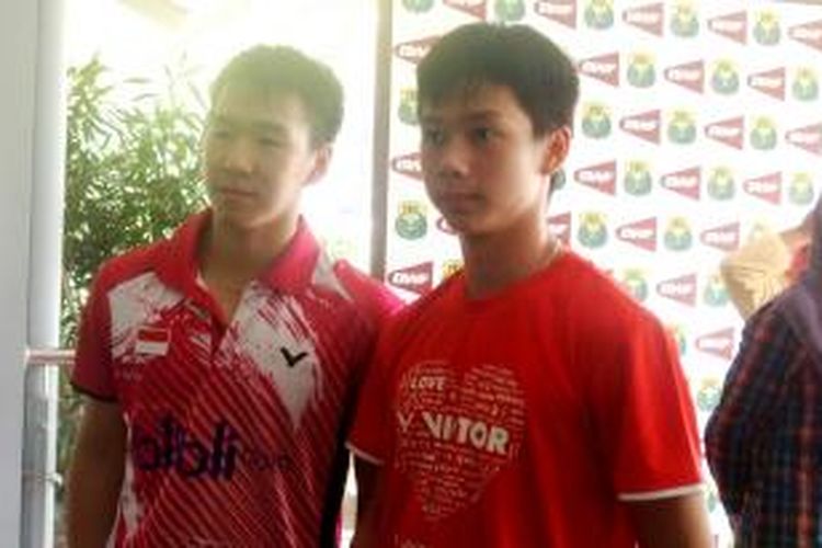 Pasangan ganda putra Indonesia, Marcus Fernaldi Gideon (kiri)/Kevin Sanjaya, berpose usai konferensi pers jelang All England di Cipayung, Rabu (25/2/2015).