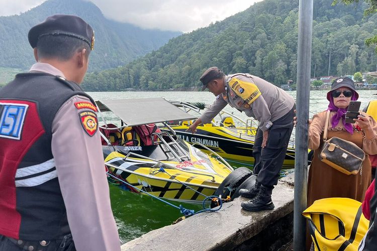 Speedboat yang ditumpangi wisatawan di telaga Sarangan mengalami benturan dengan sesama speedboat yang membawa wisatawan. Akibat benturan tersebut pengemudi Speedboat tercebur ke telaga dan mengalami luka pada bagian pantat