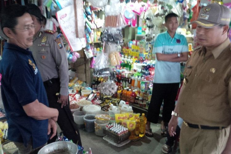 Bupati Anambas,  Abdul Haris berbincang dengan salah seorang pedagang sembako saat lakukan sidak, Jumat (29/12/2017). Saat ini telur ayam mulai langka, bahkan satu orang hanya boleh membeli dua papan saja.