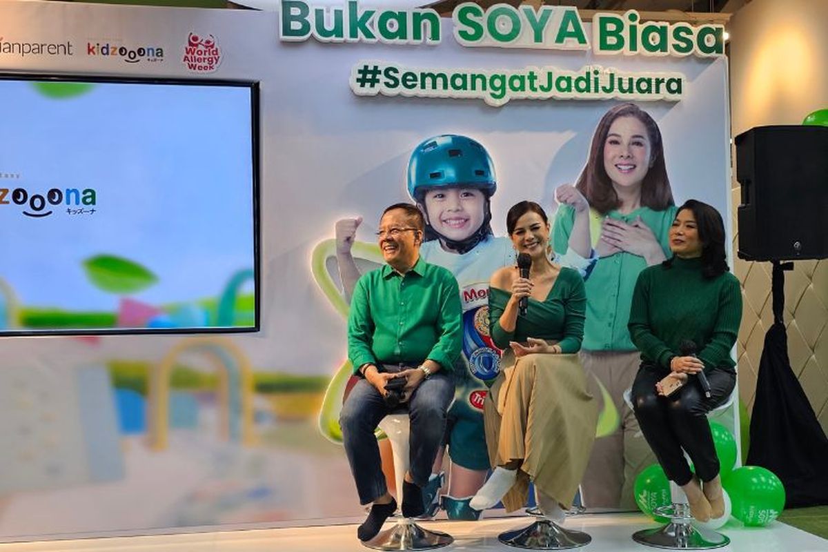 Astrid Tiar (tengah), bersama Dokter anak konsultan alergi dan imunologi Prof Dr Budi Setiabudiawan dr Sp A(K) MKes (kiri) dan Business Unit Head Morinaga Specialties Dewi Angraeni (kanan) saat menghadiri acara media gathering bertajuk ?Alergi Bukan Halangan Anak Wujudkan Potensi? yang diselenggarakan Morinaga di Grand Indonesia, Jakarta, Selasa (11/7/2023).