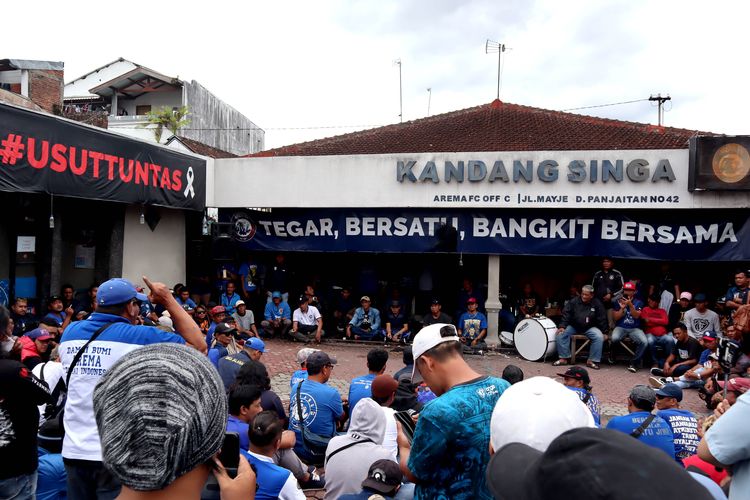 Ratusan suporter Arema FC, Aremania berkumpul bersama melakukan rapat kordinasi di halaman kantor Arema FC, Selasa (31/1/2022) sore.