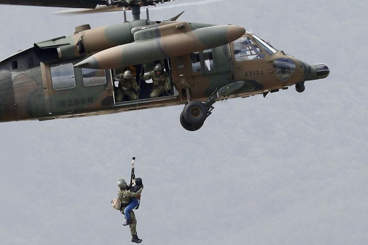 Seorang warga lokal diselamatkan oleh helikopter Pasukan Pertahanan Diri Jepang dari area yang terdampak banjir akibat Topan Hagibis di Nagano, pada 13 Oktober 2019. Seorang perempuan lansia berusia sekitar 70 tahun tewas terjatuh dari ketinggian 40 meter saat diselamatkan menggunakan helikopter.