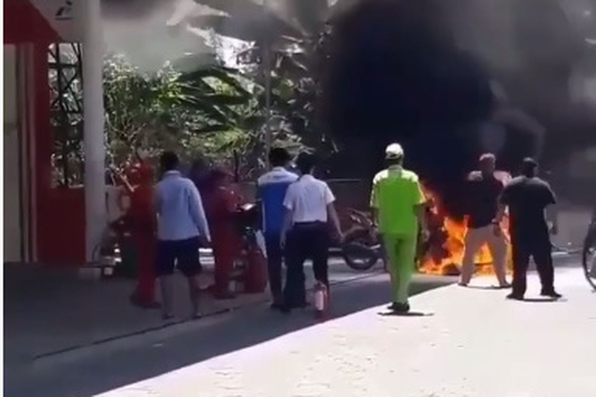 Sepeda motor terbakar di SPBU