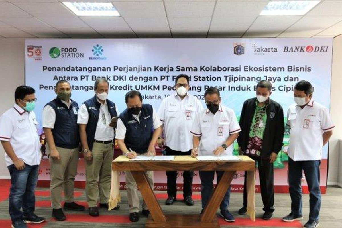 Penandatanganan perjanjian kerjasama kolaborasi ekosistem bisnis antara PT Bank DKI dengan Food Station Tjipinang Jaya dan penandatanganan akad kredit UMKM pedagang diadakan Pasar Induk Beras Cipinang di Jakarta (10/3/2022).