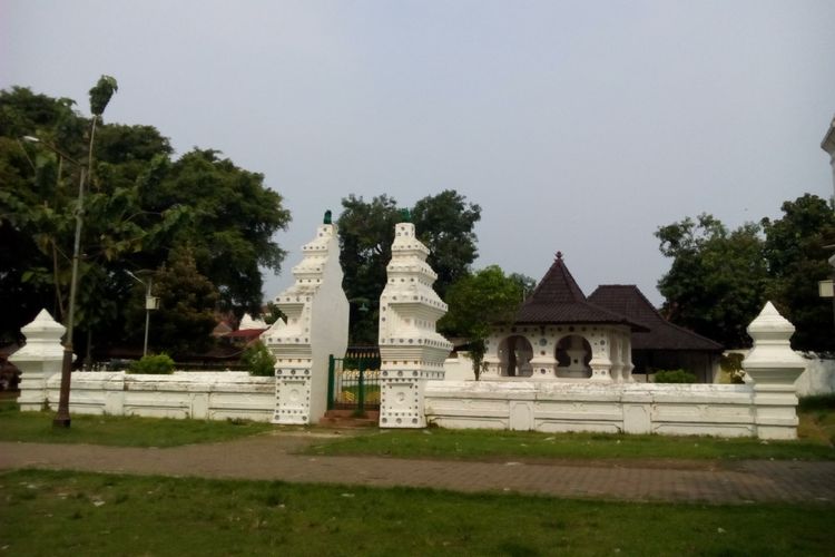 Ilustrasi kompleks Keraton Kanoman, salah satu tempat wisata dekat Stasiun Cirebon di Jawa Barat.