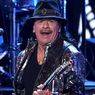 Dehidrasi dan Kelelahan, Carlos Santana Ambruk di Atas Panggung