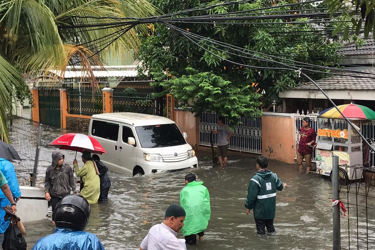 Ilustrasi mobil melewati banjir
