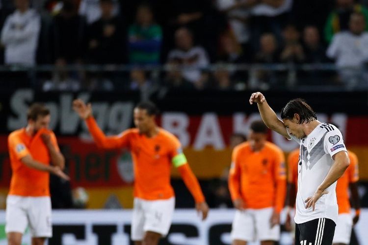 Nico Schulz tampak kecewa seusai timnya kebobolan pada pertandingan Jerman vs Belanda dalam kualifikasi Euro 2020 di Volksparkstadion, 6 September 2019. 