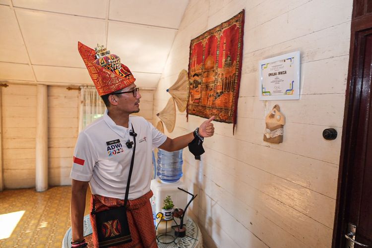 Menteri Pariwisata dan Ekonomi Kreatif Sandiaga Uno saat mengunjungi Desa Wisata Lubuk Sukon di Aceh, Kamis (13/4/2023).