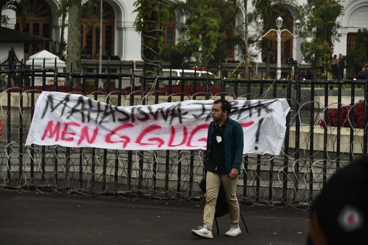 Mahasiswa di Bandung melakukan aksi unjuk rasa di depan Gedung Sate Bandung, Jalan Diponegoro, Kota Bandung, Jawa Barat, Senin (11/4/2022).