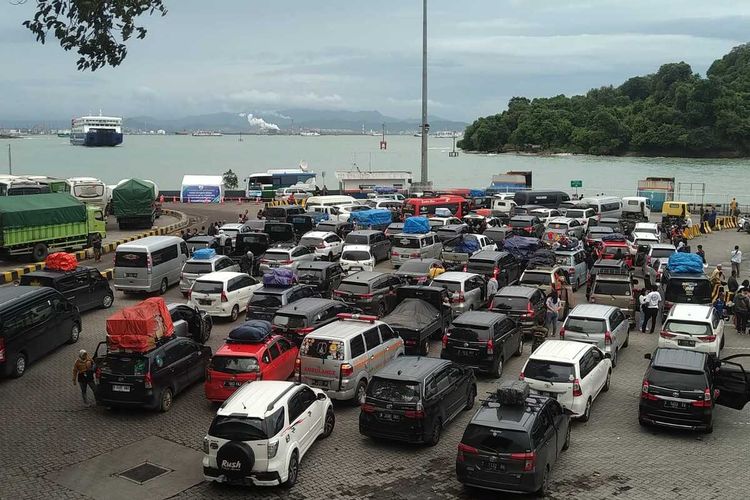 Kondisi antrean kendaraan di Pelabuhan Merak Pasca ditutup akibat cuaca buruk sejak semalam. Seluruh dermaga kini sudah kembali dibuka melayani para penumpang yang akan menyebrang ke Sumatra