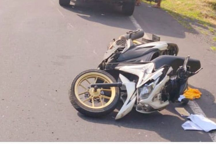 Sepeda motor Honda Vario 125 yang dikendarai Dua anggota TNI dari Batalyon Zeni Tempur (Yon Zipur) 18/Yudha Karya Raksaka, berinisial Prada EIMSW, dan Prada IMAS, tergeletak di jalan raya usai bertabrakan dengan sebuah truk di di Jalan Denpasar-Gilimanuk, tepatnya Desa Selabeh, Kecamatan Selemadeg, Kabupaten Tabanan, Bali, pada Minggu (29/1/2023). /Istimewa