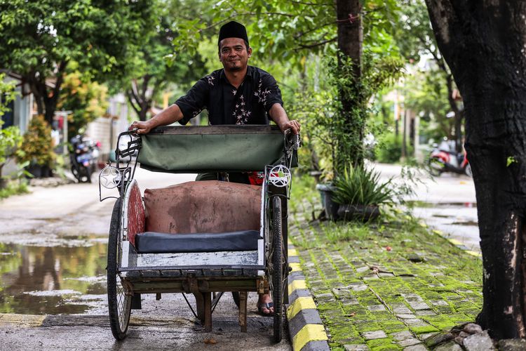 Deny Kurniawan, penarik becak di Bekasi, Jawa Barat yang beralih profesi menjadi penggalit got dan gorong-gorong warga yang mampet dan menyebabkan banjir. Deny dijuluki Deny Manusia Got