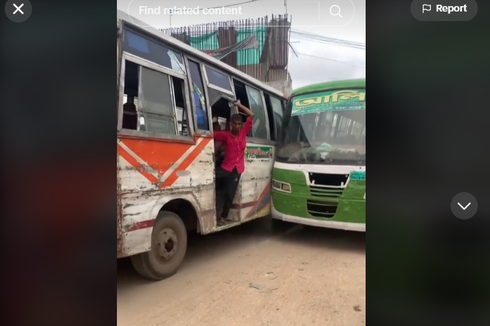 Video Dua Bus Pakistan Saling Mepet tapi Kru Tetap Santai