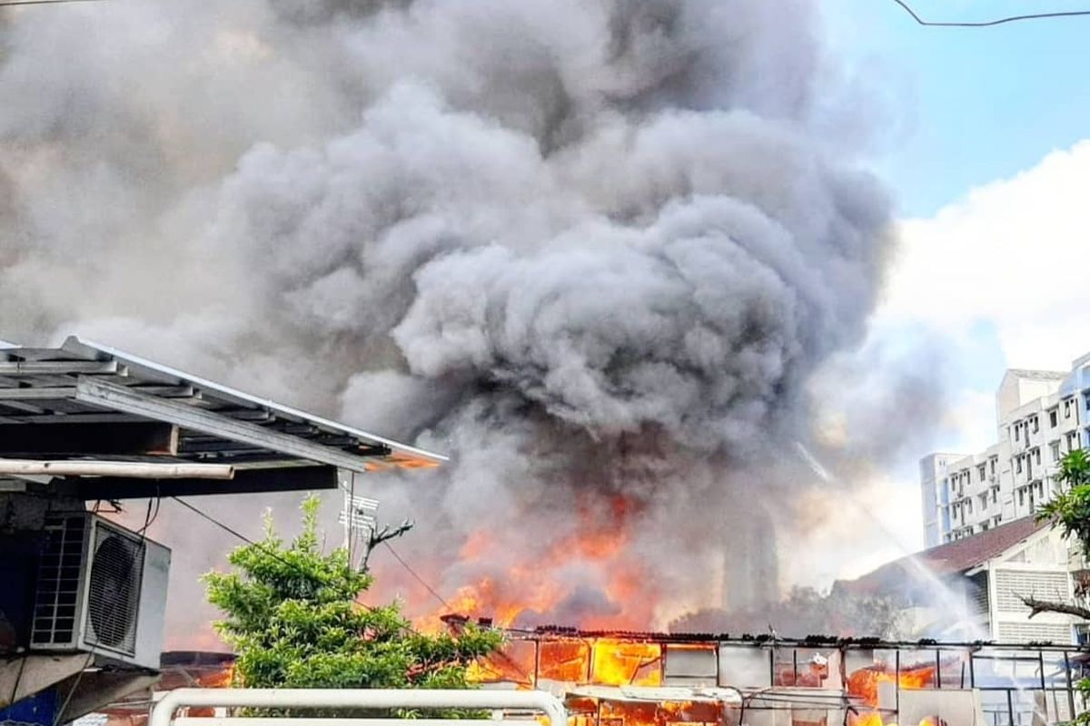 Kebakaran terjadi di kawasan Benhil, Jakarta Pusat, Selasa (8/12/2020) sore. Api melahap hunian di Jalan Pengeringan I, Bendungan Hilir, Tanah Abang, Jakarta Pusat.  