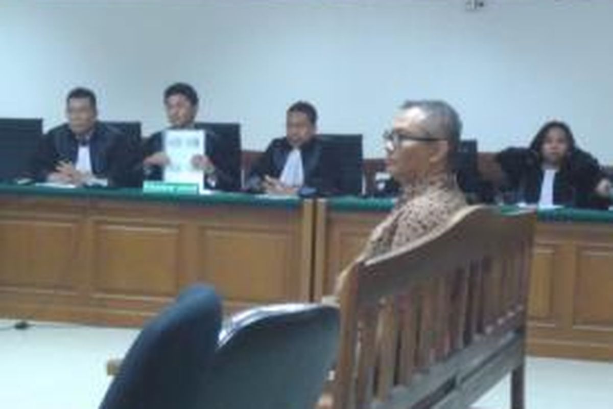 Kepala Seksi Prasarana dan Sarana pada Suku Dinas Pendidikan Menengah Kota Administrasi Jakarta Barat Alex Usman menjalani sidang perdana di Pengadilan Tipikor, Jakarta, Kamis (29/10/2015).