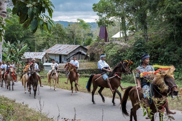 Ilustrasi penduduk Desa Wisata Tebara di NTT yang menunggangi kuda.