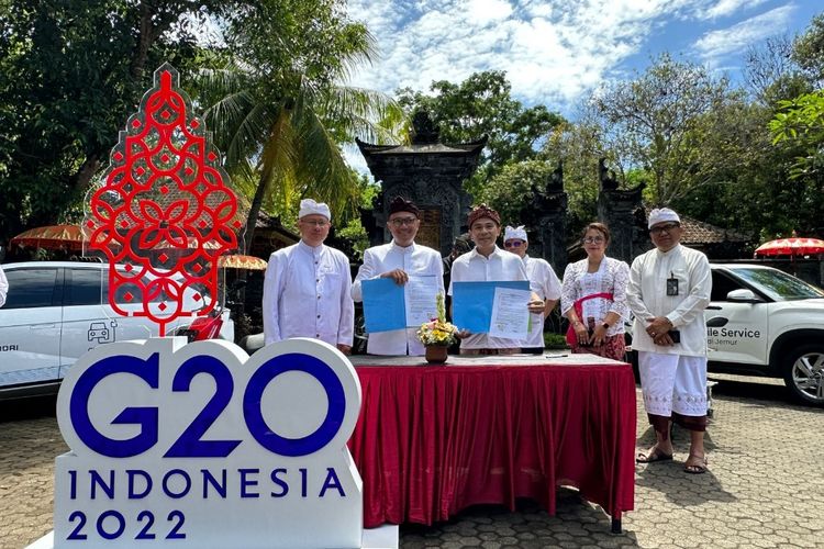 Penandatanganan perjanjian kerja sama antara Volta dan ITDC, diwakili oleh CEO Volta Iwan Suryaputra dan Direktur Utama ITDC Ari Respati (kanan ke kiri) di Bali, Selasa (8/11/2022)