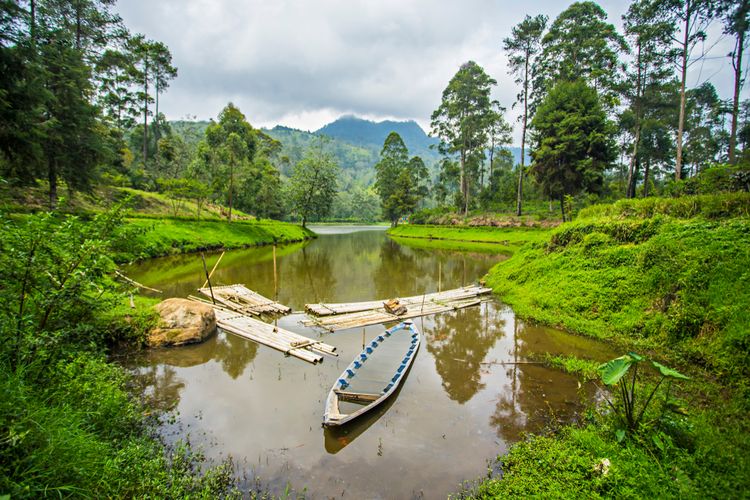 Situ Cisanti, 0 KM Sungai Citarum. Situ Cisanti adalah salah satu tempat wisata di Bandung Timur. 