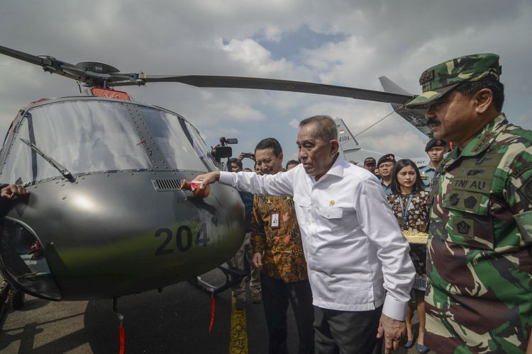 Menteri Pertahanan Ryamizard Ryacudu (tengah) bersama Panglima TNI Marsekal Hadi Tjahjanto (kanan) dan Direktur Utama PT Dirgantara Indonesia (PTDI) Elfien Goentoro (kiri) melakukan prosesi penyiraman helikopter saat acara serah terima Alutsista di Hanggar Fixed Wing PTDI di Bandung, Jawa Barat, Selasa (9/1/2018). PTDI melakukan serah terima tiga unit heli serang TNI AD, satu unit Pesud CN235 MPA TNI AL, dan dua unit heli AKS TNI AL kepada Kementerian Pertahanan dalam rangka mewujudkan kemandirian Alutsista TNI.