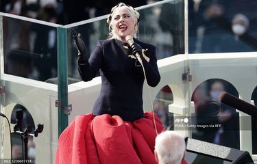Lady Gaga menyanyikan lagu kebangsaan Amerika Serikat pada pelantikan Joe Biden sebagai Presiden AS ke-46 di Gedung Capitol, Washington DC, Rabu (20/1/2021).