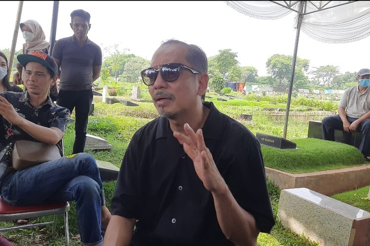 Indra Birowo di upacara pemakaman ayahnya di TPU Tanah Kusir, Kebayoran Lama, Jakarta Selatan, Sabtu (30/7/2022). Ayah Indra, Wargandi meninggal dunia dalam usia 85 tahun di RSUD Tebet, Jumat (29/7/2022), pukul 13.22 WIB. 