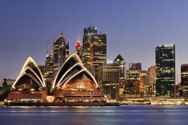 Sydney biasanya ramai pada malam tahun baru. Saat pergantian tahun kota ini dihadiri lebih dari 1,6 juta orang. Dermaga dan tepi pantai menjadi tempat favorit pengunjung untuk menyaksikan pertunjukkan kembang api yang spektakuler.