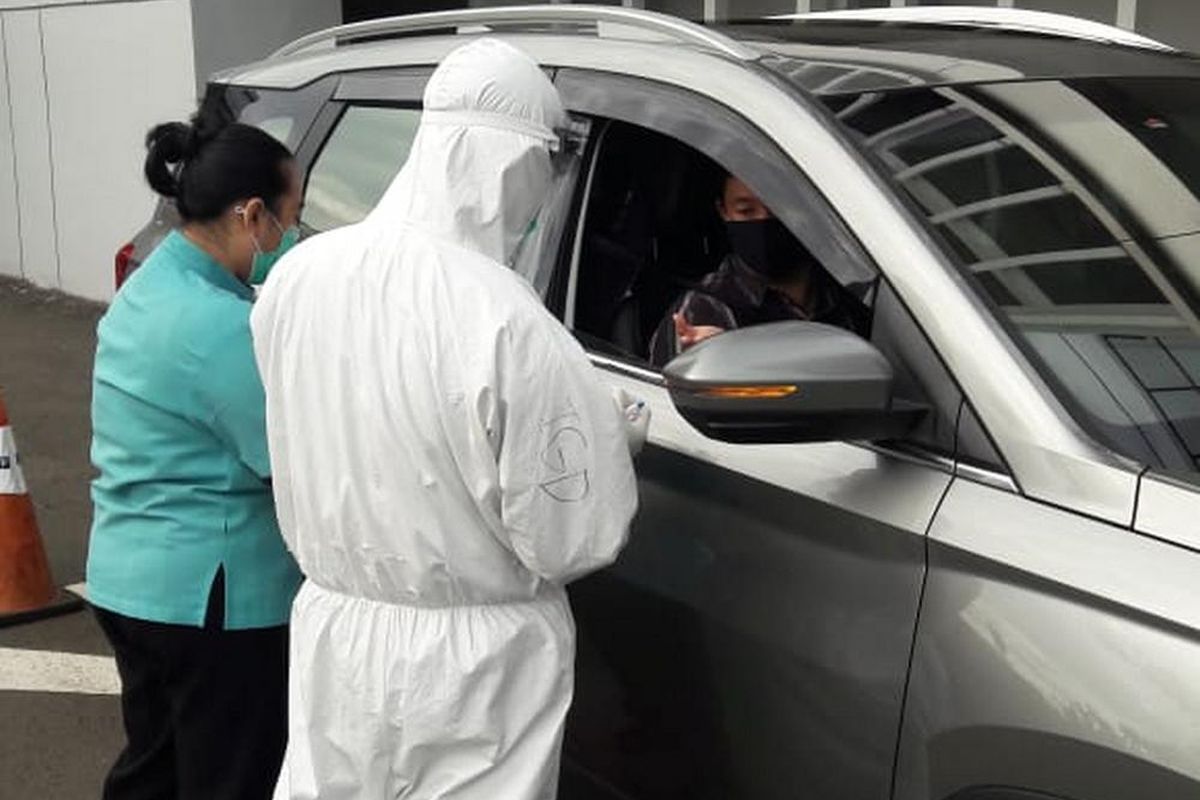 Layanan Ciputra Hospital untuk pemeriksaan rapid test dan swab test dengan RT-PCR menggunakan sistem drive thru melalui pendafataran via website cihos.com/covid dengan jadwal mulai 11 Mei 2020 - 16 Mei 2020 pada pukul 08.00 wib ? 11.00 wib.

