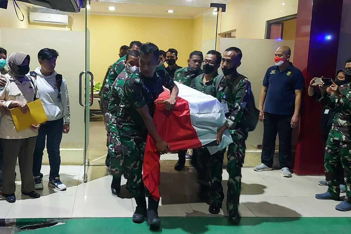 Anggota TNI AL dan istrinya dipastikan tewas akibat kecelakaan maut di Jalan Alternatif Transyogi, Cibubur, Bekasi, Jawa Barat. Kedua jenazah telah diidentifikasi dan keluar dari Ruangan Forensik Rumah Sakit (RS) Polri, Kramatjati, Jakarta Timur, Senin (18/7/2022) malam.