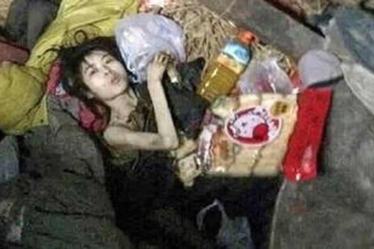 Dalam salah satu foto yang diunggah ke internet terlihat Zhang Qi terbaring di atas tumpukan jerami dengan beberapa lembar selimut dan makanan di dekatnya.