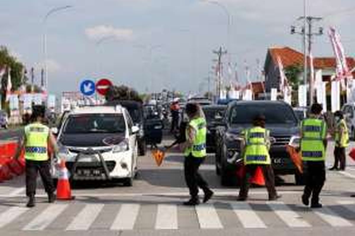 Sistem buka tutup untuk mengatasi kemacetan kendaraan di pintu keluar tol Brebes Timur, Jawa Tengah, Jumat (01/07/2016). Puncak arus mudik diperkirakan terjadi pada H-3 lebaran. 