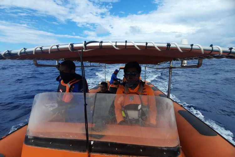 Tim SAR gabungan mencari kapal berpenumpang delapan ornag yang tenggelam di antara peraiaran Pulau Manipa dan Desa Ilath, Namela Pulau Buru, Maluku, Sabtu (15/1/2022)