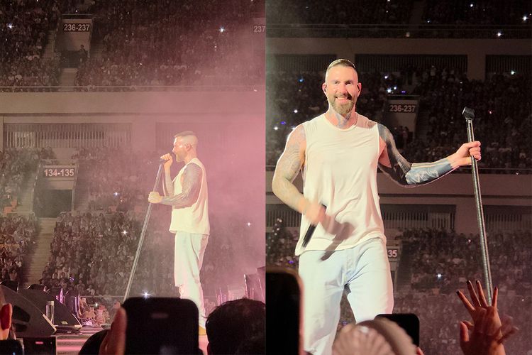 Momen vokalis Maroon 5, Adam Levine menatap dan tersenyum ke arah kamera