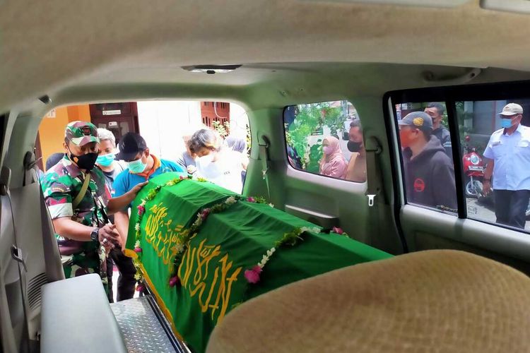Jenazah pesepak bola muda asal Surabaya, Jawa Timur, Ahmad Afi dibawa ke ambulans. Afi menderita sakit kronis usai terjatuh dan mengembuskan nafas terakhirnya di RSUD dr Soewandie pada Rabu (9/2/2022) pukul 08.00 WIB.