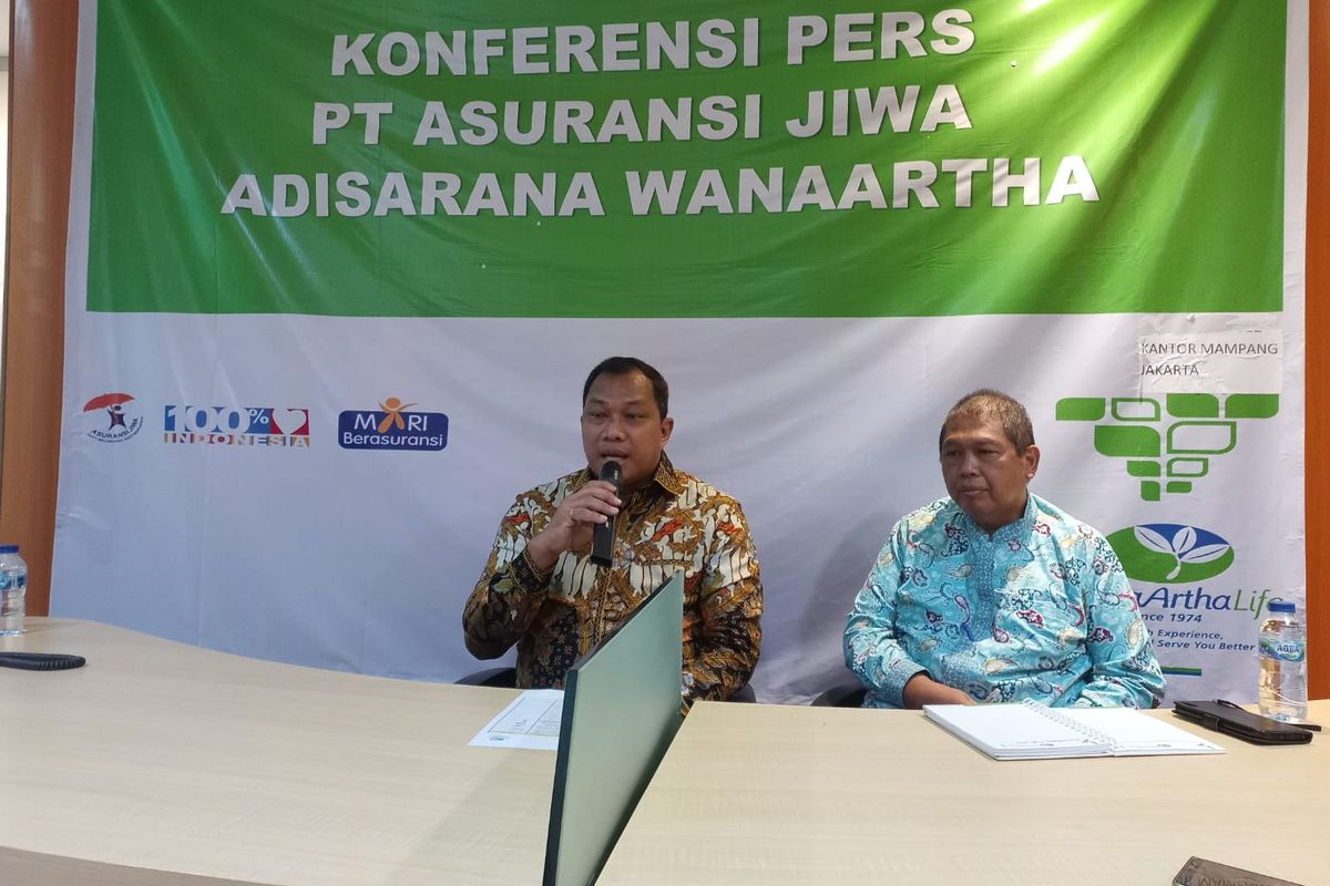 Presiden direktur Wanaartha Life Adi Yulistanto dan Direktur Operasional Ari Prihadi dalam konferensi pers, Senin (9/1/2023).