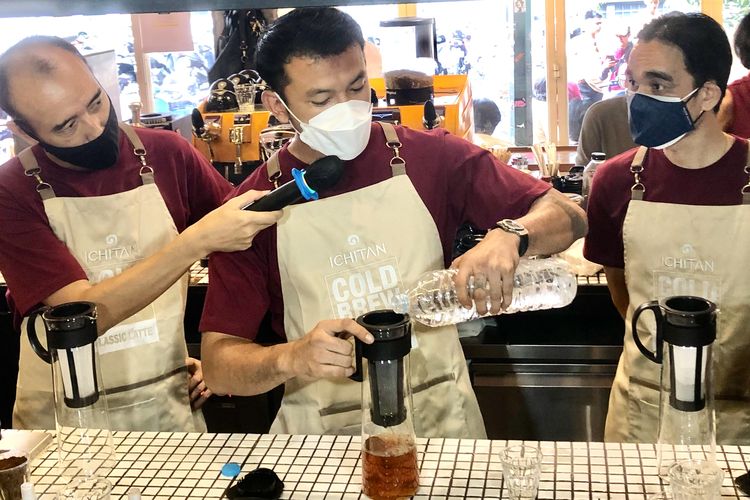 Cara membuat kopi cold brew ala Rio Dewanto