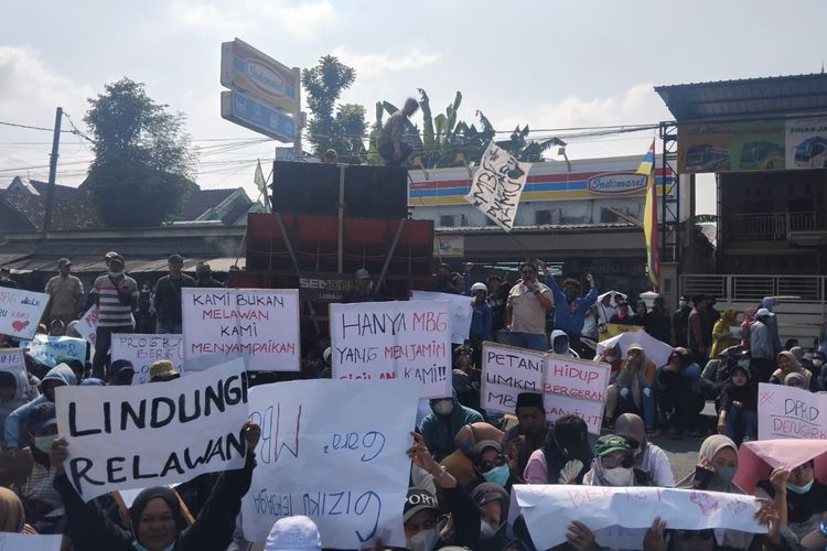 Ribuan Relawan MBG Geruduk DPRD Lumajang, Minta Tata Kelola Dibenahi