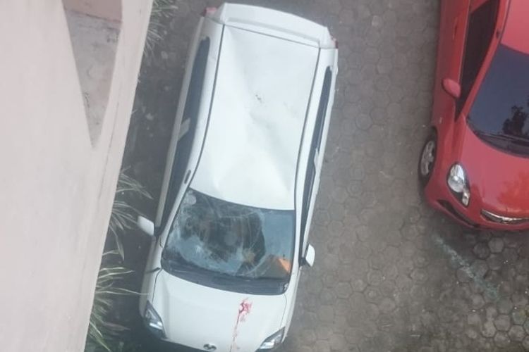 Kondisi mobil yang tertimpa dua remaja perempuan di sebuah rumah kos nomor blok B17 di perumahan Graha Modern Jaya, Kecamatan Tamalate, Makassar, Sulawesi Selatan.