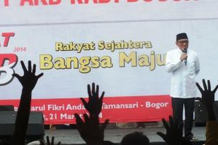 Ketua Umum Partai Golkar, Aburizal Bakrie, saat berkampaye di hadapan ribuan simpatisan Partai Golkar, di Pondok Pesantren Darul Fikri, Tamansari, Bogor, Jumat (21/03/2014)
