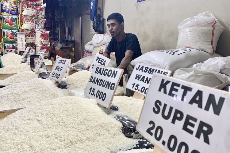 Para pedagang beras di Pasar Kranji, Bintara, Kota Bekasi, mengeluhkan harga beras yang masih terasa mahal, Jumat (1/3/2024). Menurut para pedagang, harga beras yang mulai terasa turunnya hanya untuk jenis bulog.