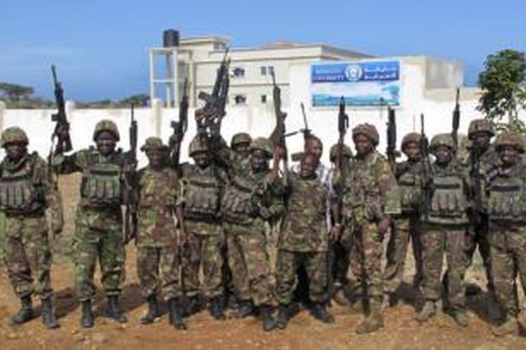 Pasukan Kenya yang tergabung dalam misi Uni Afrika di Somalia (AMISOM) merayakan keberhasilan merebut kota Kismayo, Somalia.