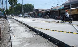 Jalan Hasanudin yang Rusak Bertahun-tahun Mulai Dibeton, Warga Sekitar Minta Pembangunan Dipercepat