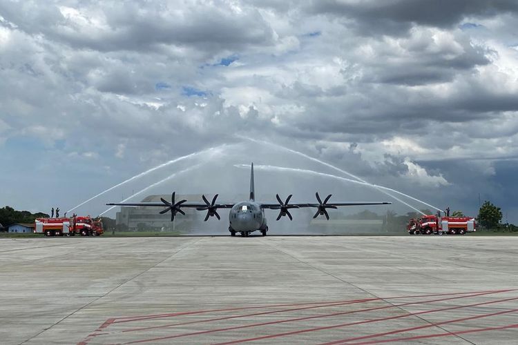 Satu pesawat C-130J Super Hercules pesanan Indonesia telah tiba di Lanud Halim Perdanakusuma, Jakarta Timur, Senin (6/3/2023) siang. Pantauan di lokasi, pesawat itu tiba di landasan pacu Base Ops Lanud Halim sekitar pukul 13.08 WIB. Ketibaan itu kemudian diiringi tradisi water salute dan pengalungan bunga oleh Wakil Kepala Staf AU Marsdya Agustinus Gustrad Brugman kepada dua pilot TNI AU yang menerbangkan pesawat dari pabrikan Lockheed Martin di Marietta, Georgia, Amerika Serikat, sejak 28 Februari 2023.