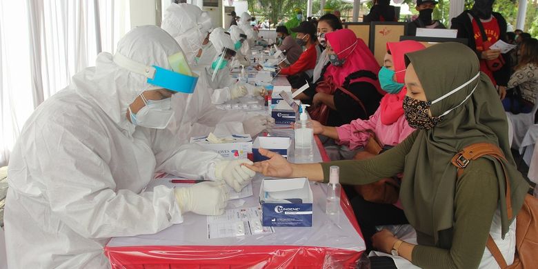 Warga mengikuti tes cepat (Rapid Test) COVID-19 massal di Lapangan Hoki, Jalan Dharmawangsa, Surabaya, Jawa Timur, Sabtu (20/6/2020). Badan Intelijen Negara (BIN) telah melakukan tes cepat (Rapid Test) COVID-19 terhadap 34.021 orang serta tes usap (Swab Test) COVID-19 terhadap 4.637 orang di Surabaya sejak Jumat (29/5/2020) sampai Sabtu (20/6/2020) sebagai upaya untuk memutus rantai penularan COVID-19. ANTARA FOTO/Didik Suhartono/wsj.